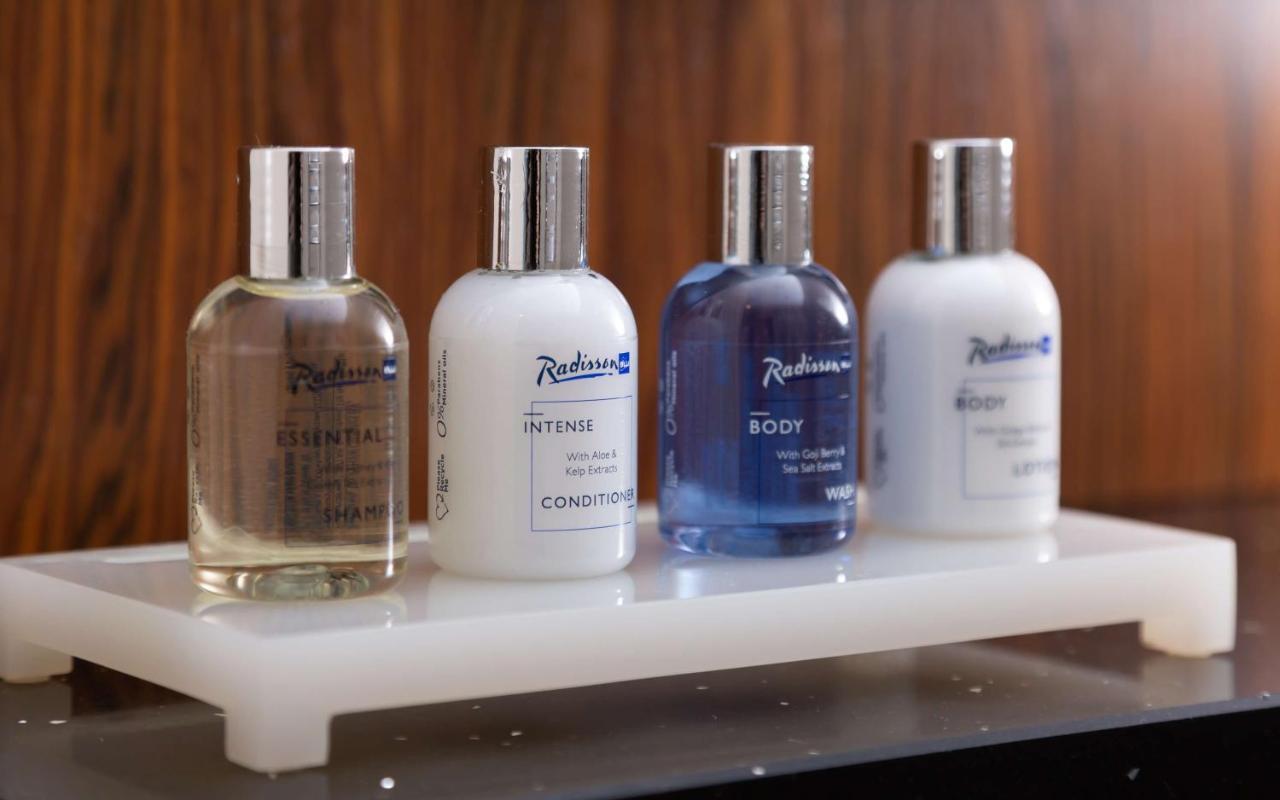 Radisson Blu Aurum Hotel, Brašov Exteriér fotografie Shower gel, shampoo, conditioner and body wash