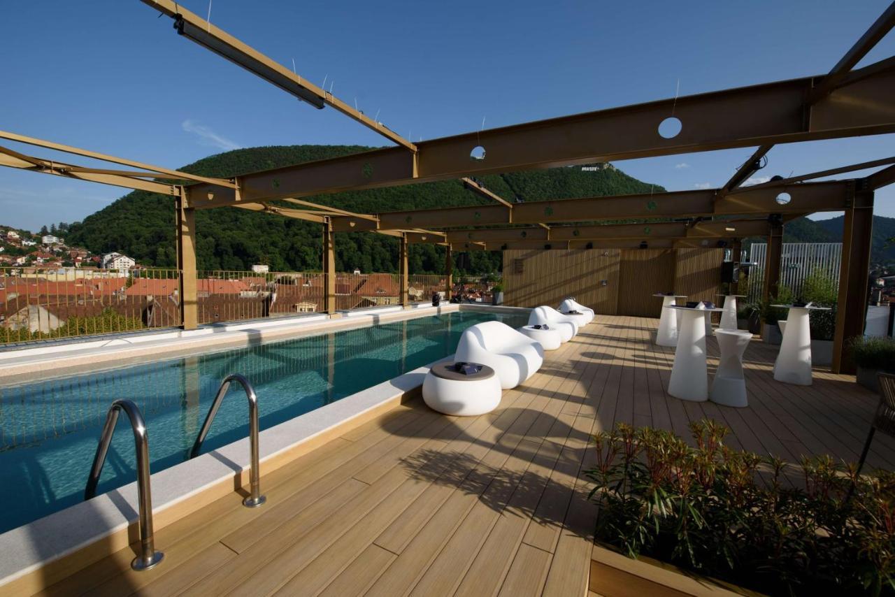 Radisson Blu Aurum Hotel, Brašov Exteriér fotografie The rooftop pool at the Hotel