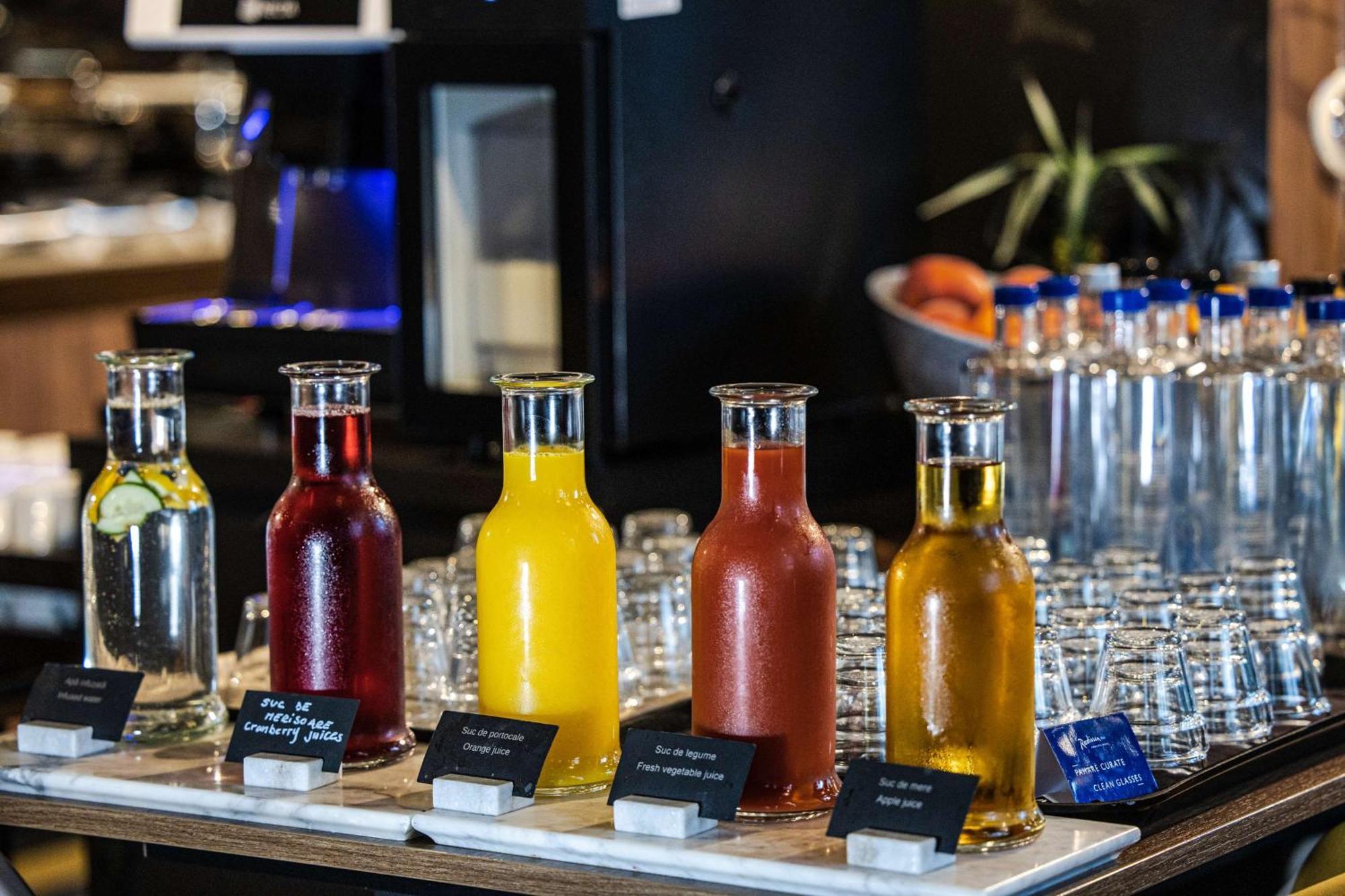 Radisson Blu Aurum Hotel, Brašov Exteriér fotografie Juices at a buffet