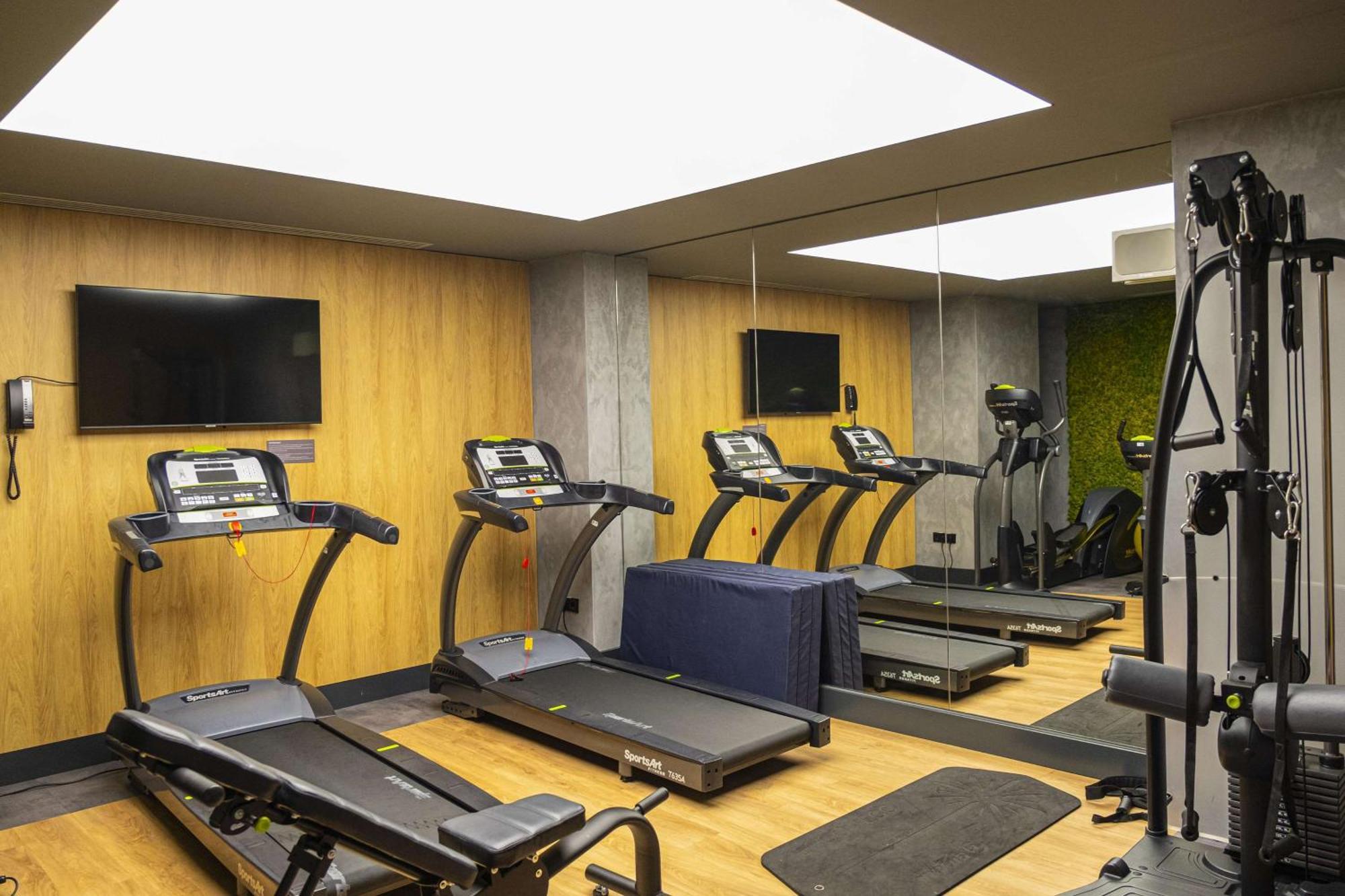 Radisson Blu Aurum Hotel, Brašov Exteriér fotografie The gym at the hotel