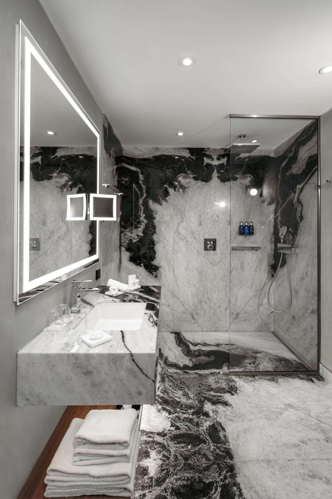 Radisson Blu Aurum Hotel, Brašov Exteriér fotografie A shower with a glass door
