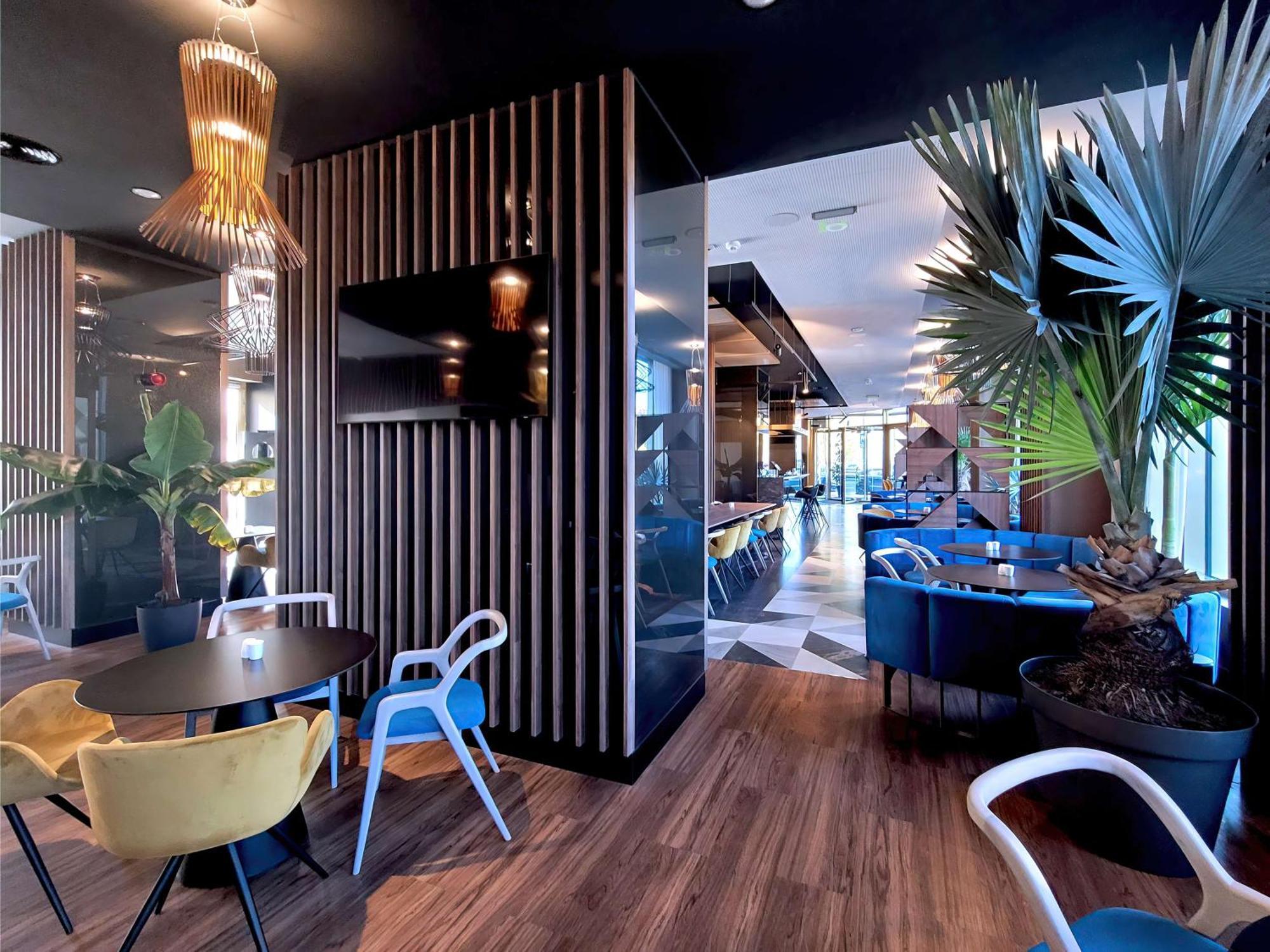 Radisson Blu Aurum Hotel, Brašov Exteriér fotografie The lounge at the airport