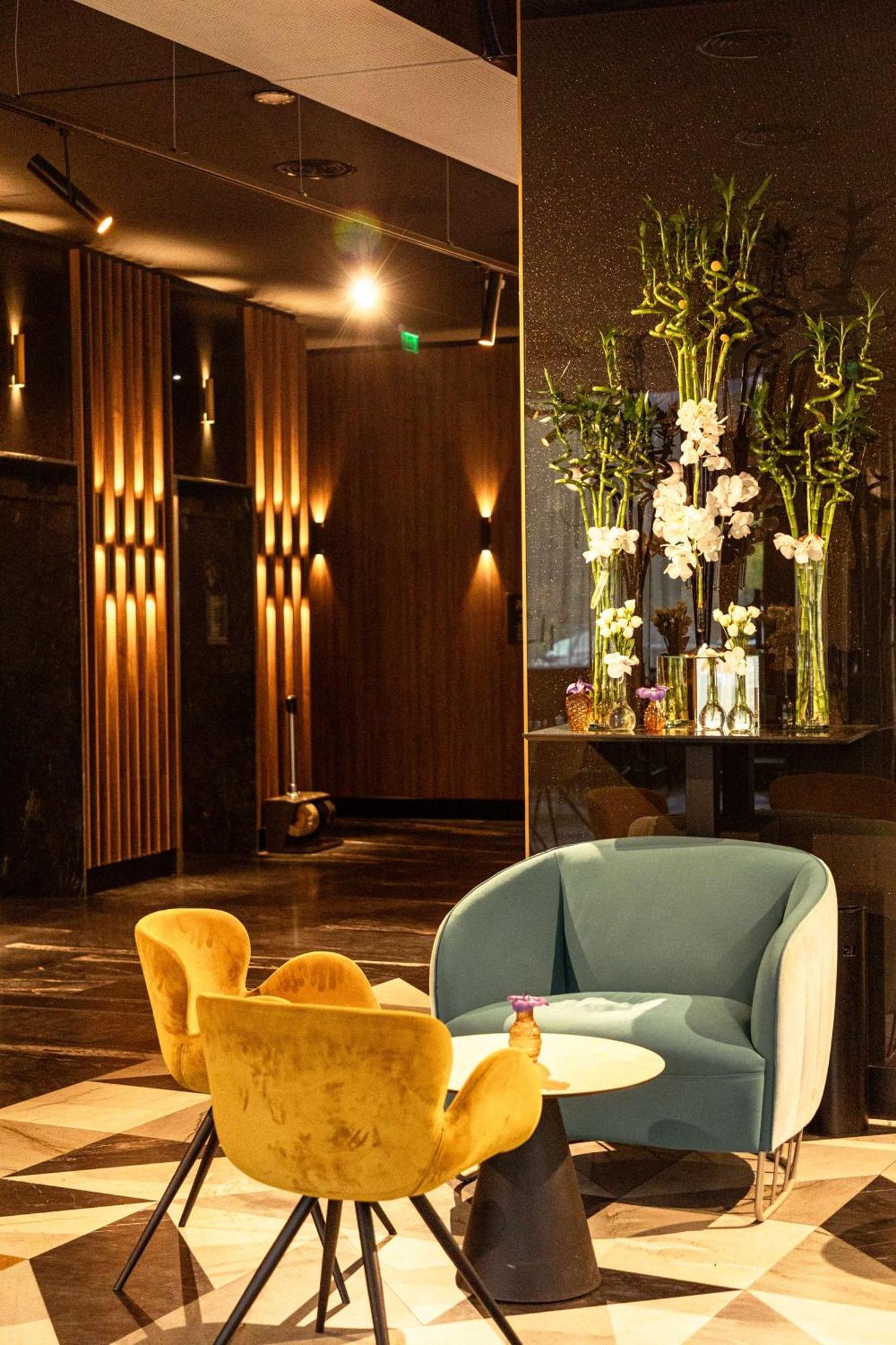 Radisson Blu Aurum Hotel, Brašov Exteriér fotografie The lobby of the hotel